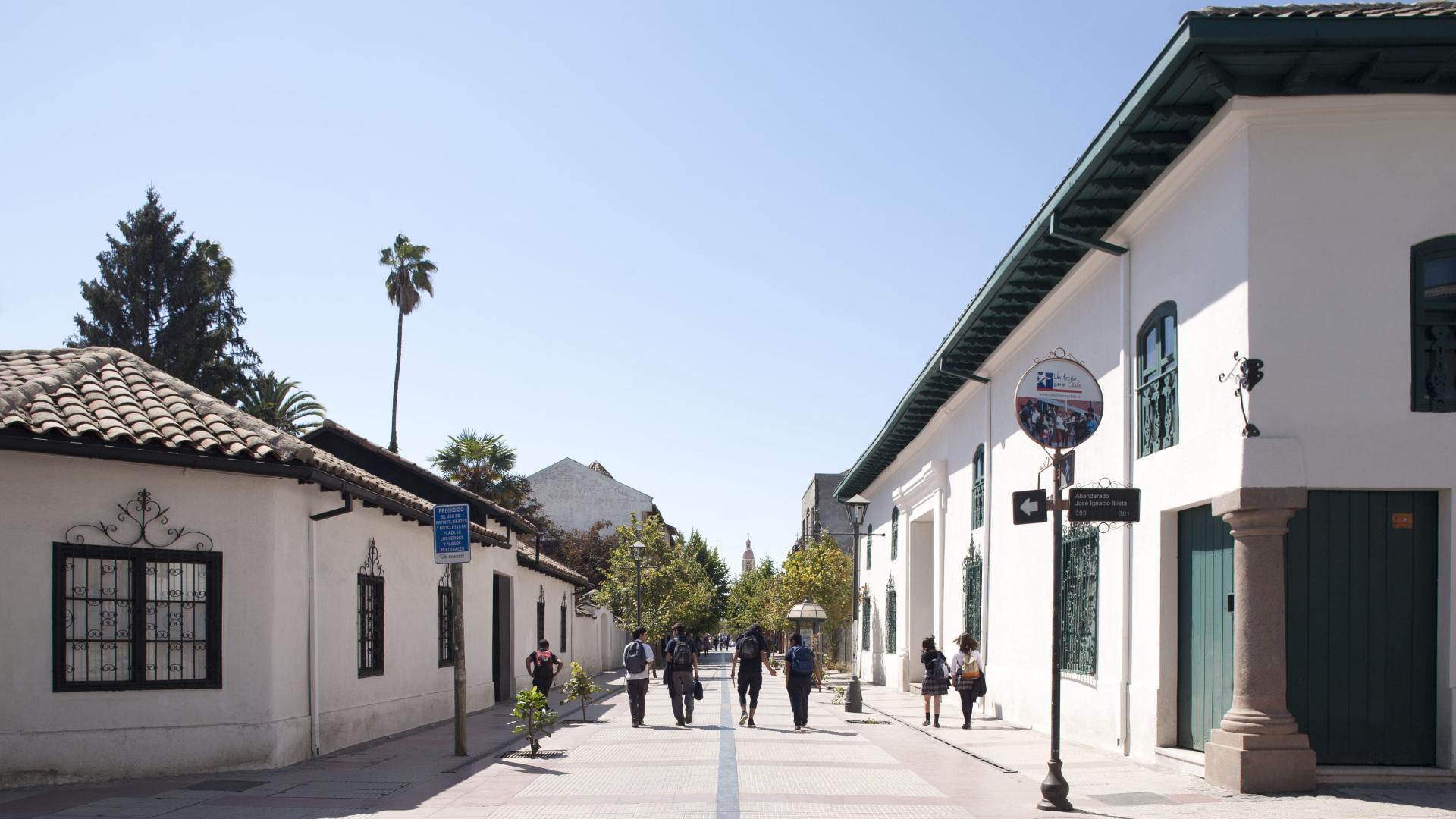 Fotografía panorámica de dos inmuebles de arquitectura tradicional chilena-.