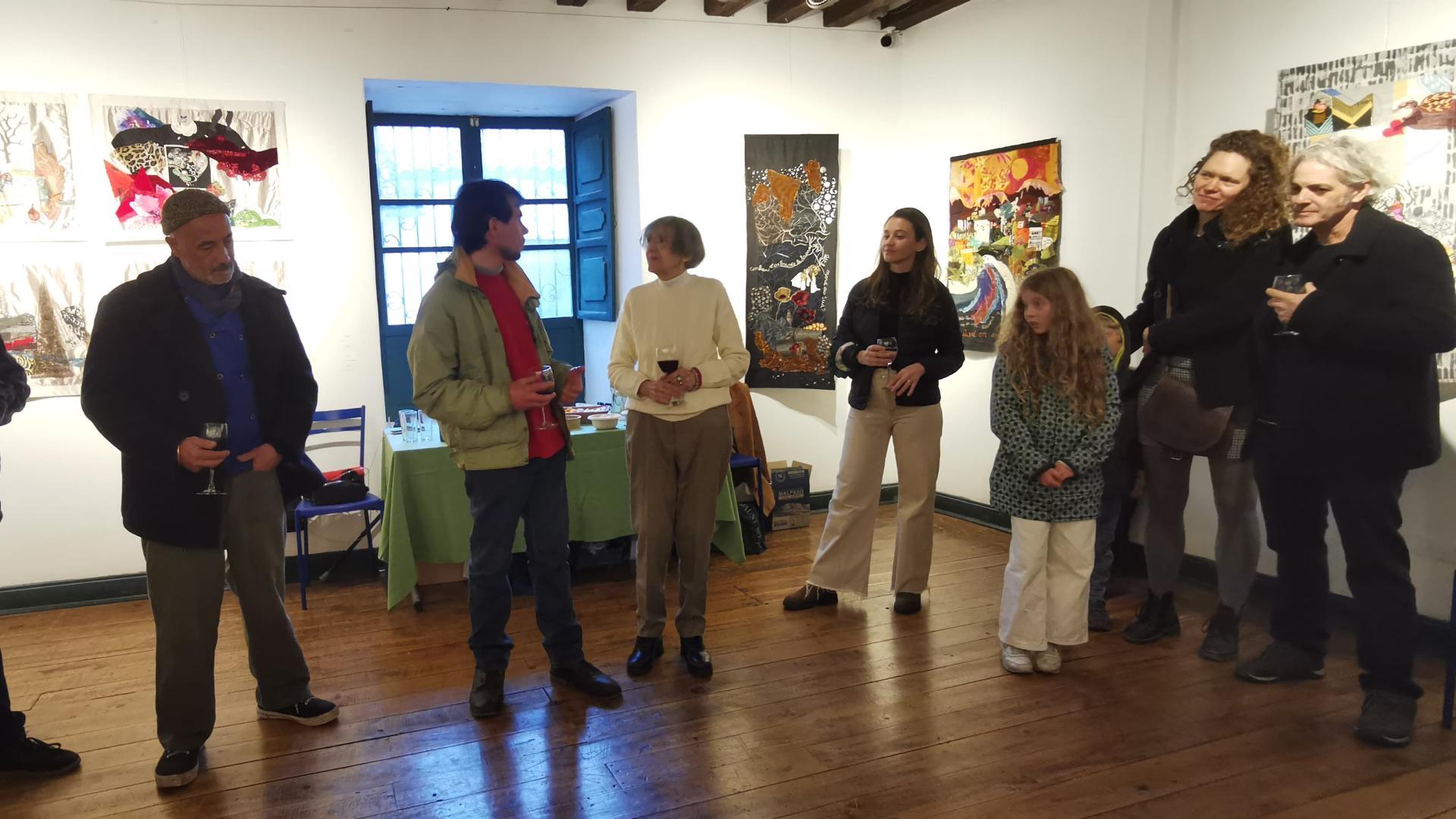 Sala de exposicion donde la artista e invitados mantienen un dialogo el día de la inauguración