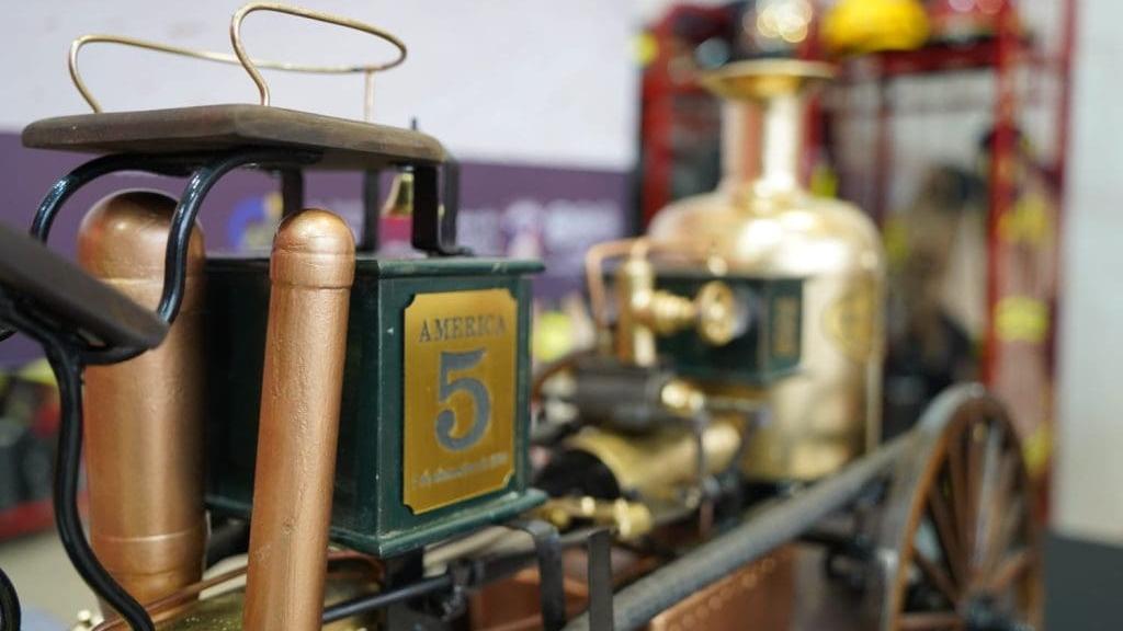 replica de bomba antigua en dorado y verde