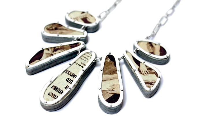 Collar de papel prensado y plata, formado por siete figuras ovaladas unidas a una cadena fina.