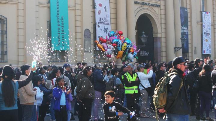 Asistentes al Día del Patrimonio 2026 en el frontis del Museo Histórico Nacional