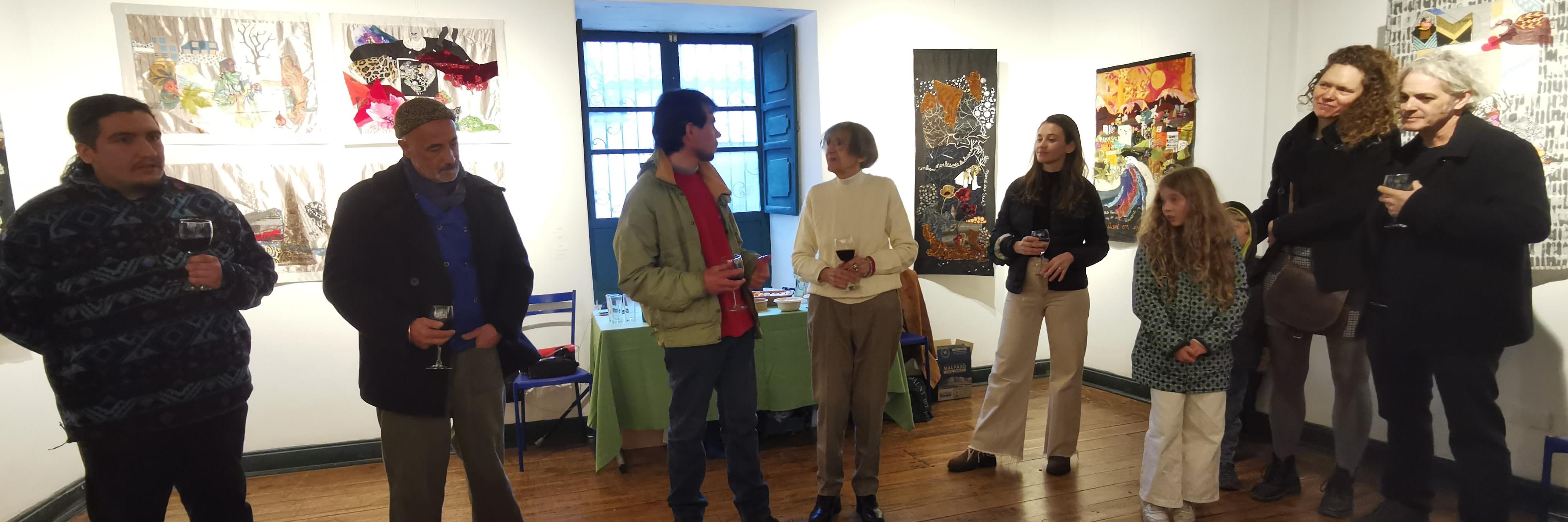 Sala de exposicion donde la artista e invitados mantienen un dialogo el día de la inauguración