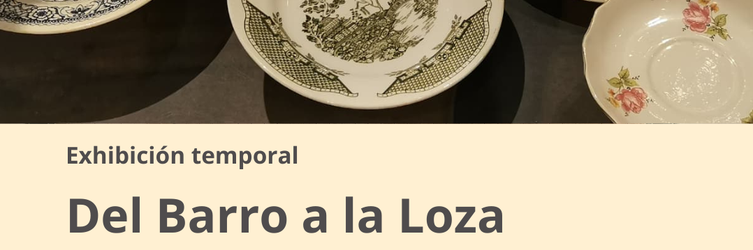 Afiche fondo color crema "Exposición temporal Del Barro a la Loza" y fotografía de platos de porcelana