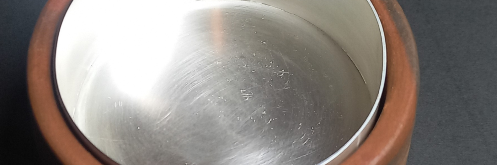 contenedor de plata y greda en fondo negro