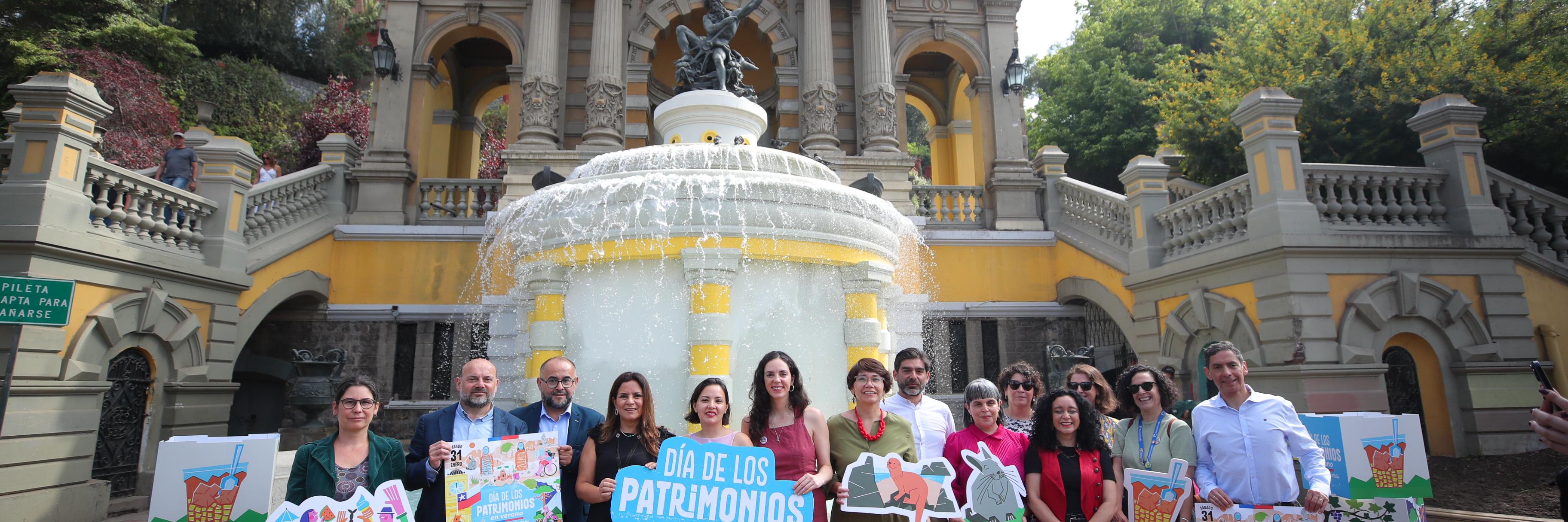 Autoridades de cultura y de organizaciones y espacios patrimoniales en el lanzamiento en el cerro Santa Lucía