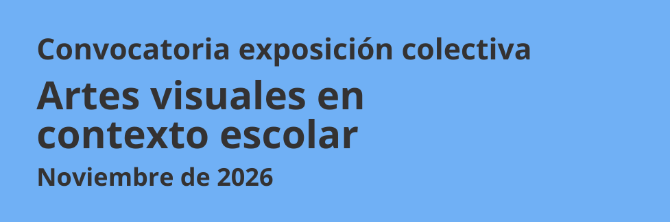 afcihe fondo azul claro y fotografía de pinceles de diferentes tamaños sobre un lienzo
