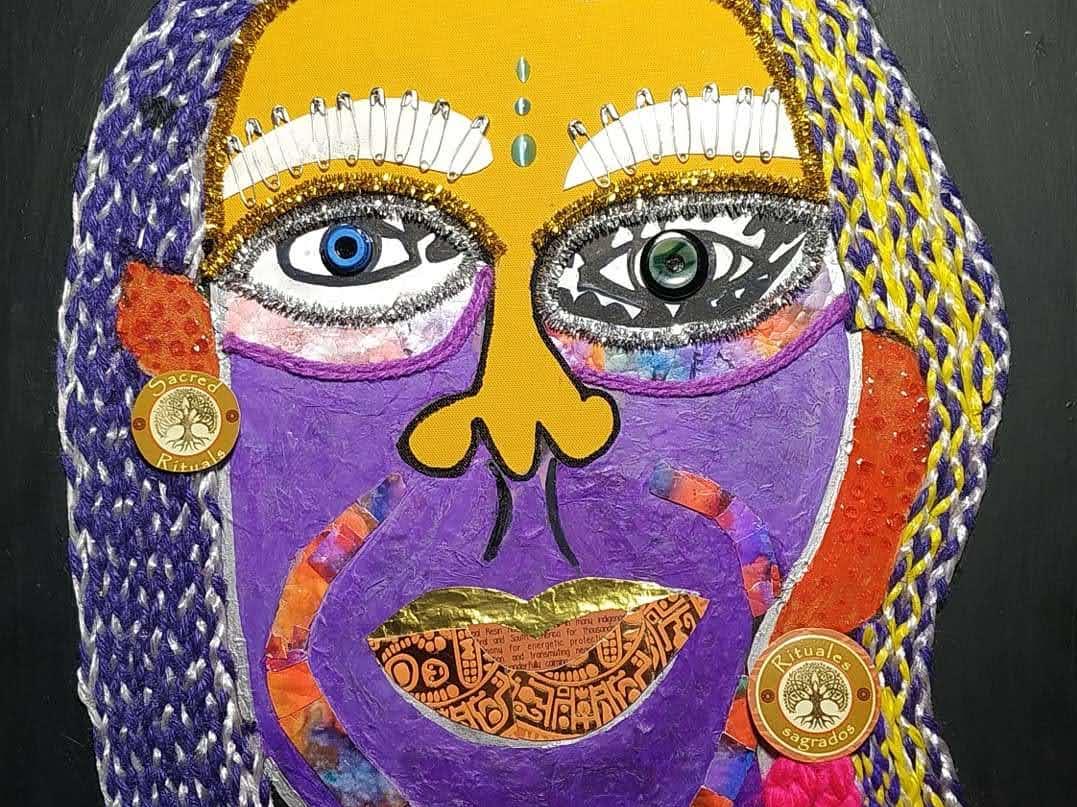 Arte visual compuesto de un rostro femenino con variados materiales reciclados, en tonos lila, amarillo, rosa y naranjo