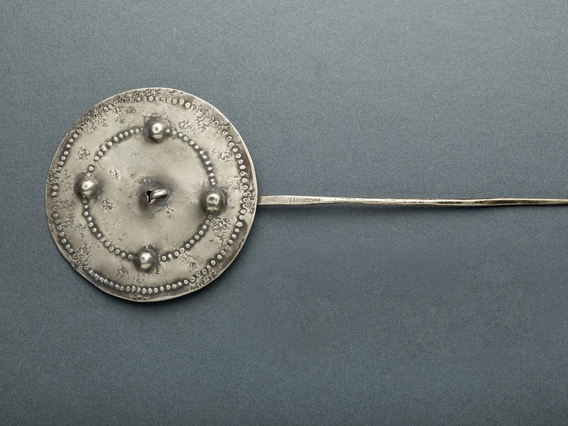 Tupu discoidal de plata o aleación base plata