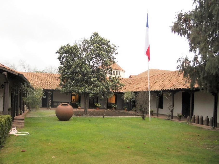 Fotografía panorámica del patio central de una casa colonial, se aprecian árboles, amplios corredores y techumbres de tejas