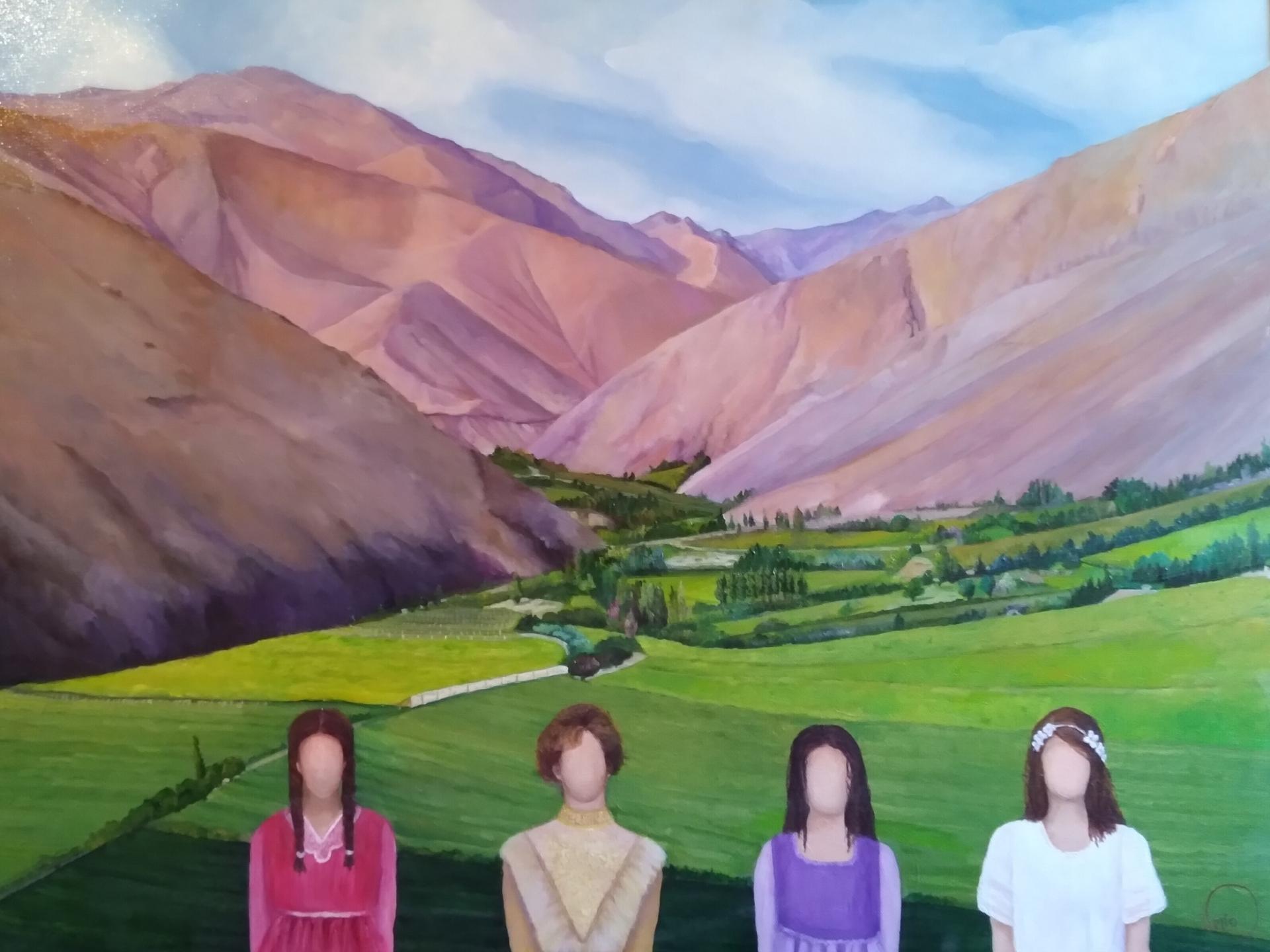 Paisaje montañoso que en tonos marrones y verdes. En primer plano se ven cuatro mujeres sin rostro. 