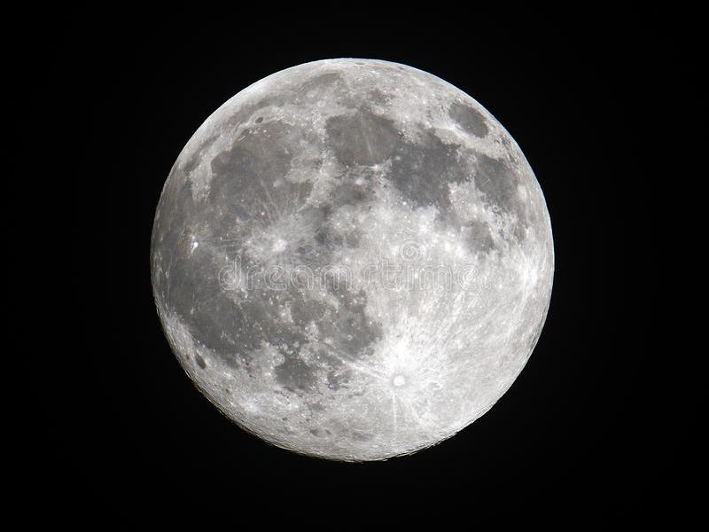 Fotografía panorámica de la luna en tonos grises con fondo negro. 