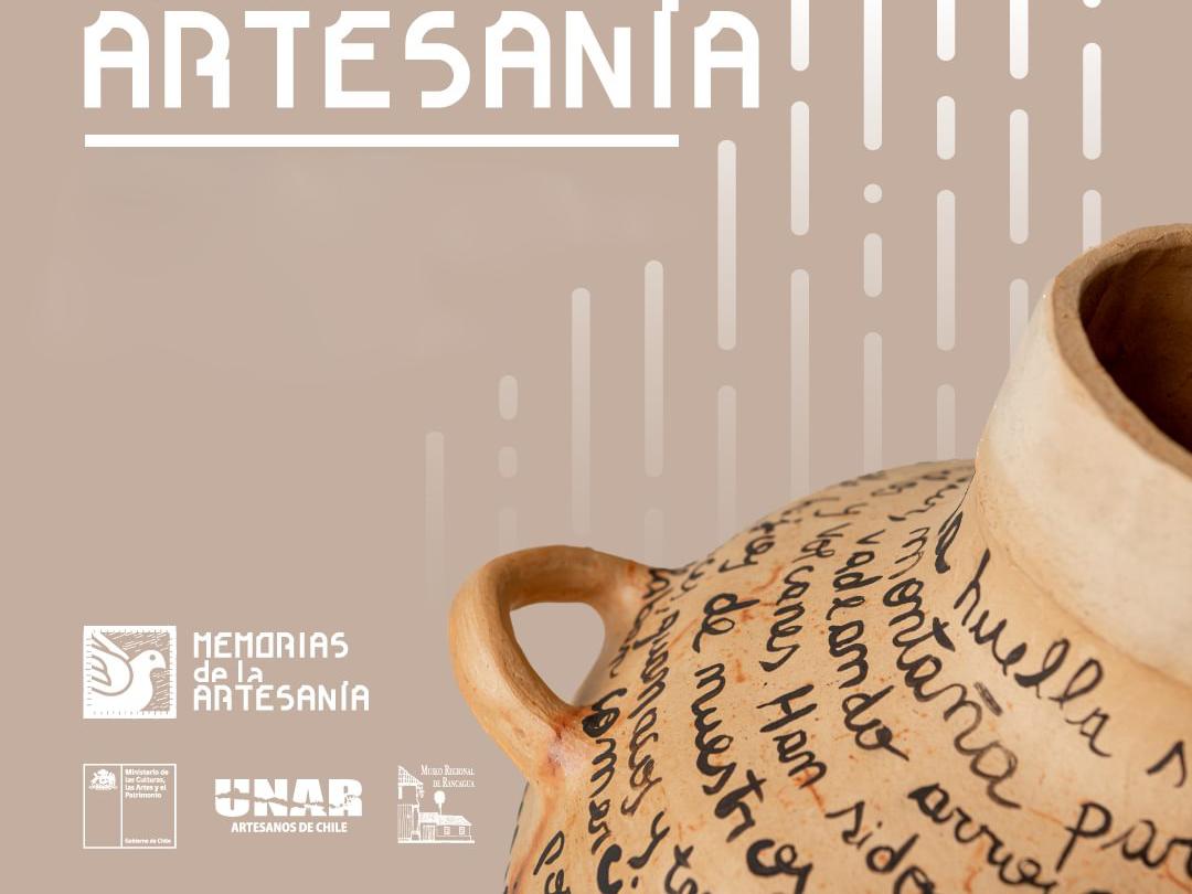 Composición en tono beige, en el costado izquierdo se aprecia un fragmento de la pieza “Contenedor de memoria” de la artesana Yimara Praihuán. La pieza es un jarro de greda en tono café claro, que tiene grabado un texto que lo recorre; en la composición se logran ver algunas palabras como huellas, montaña, vadeando, nuestros. 