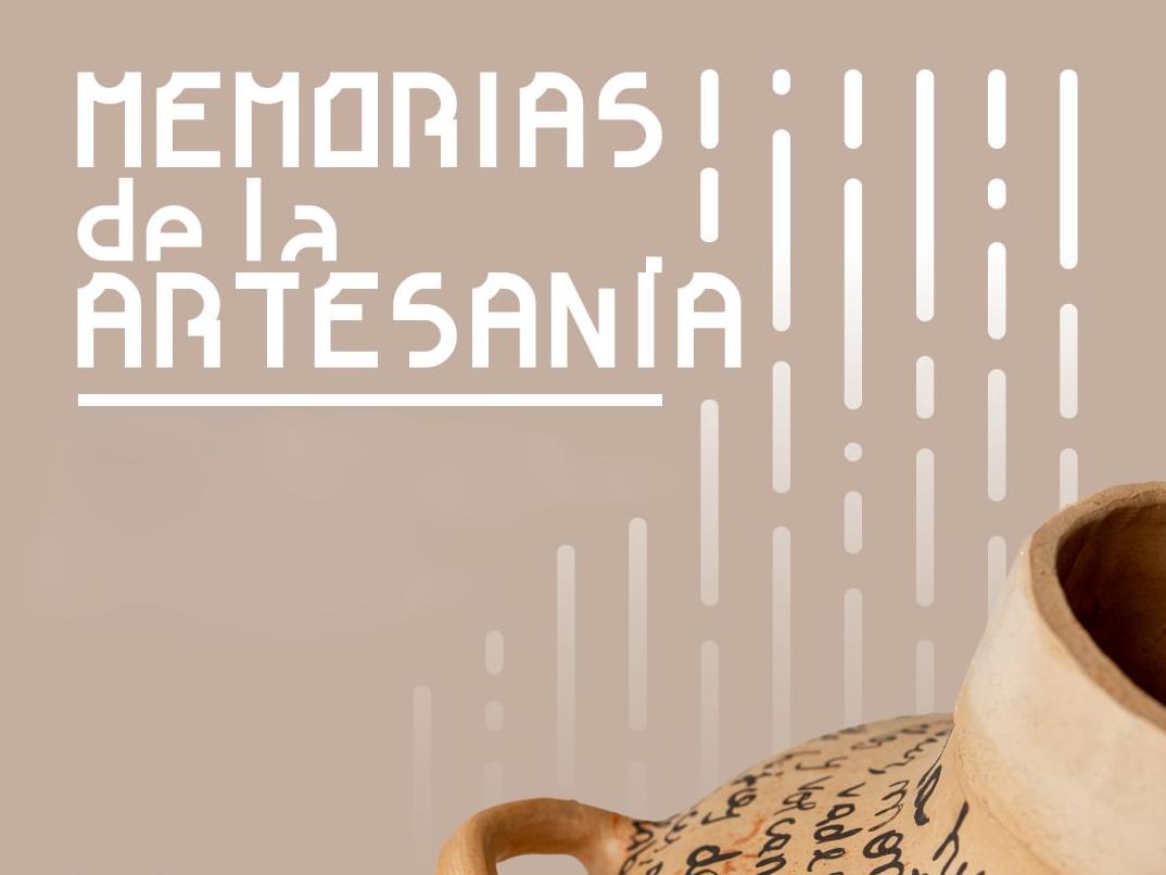 Composición en tono beige, en el costado izquierdo se aprecia un fragmento de la pieza “Contenedor de memoria” de la artesana Yimara Praihuán. La pieza es un jarro de greda en tono café claro, que tiene grabado un texto que lo recorre; en la composición se logran ver algunas palabras como huellas, montaña, vadeando, nuestros. 