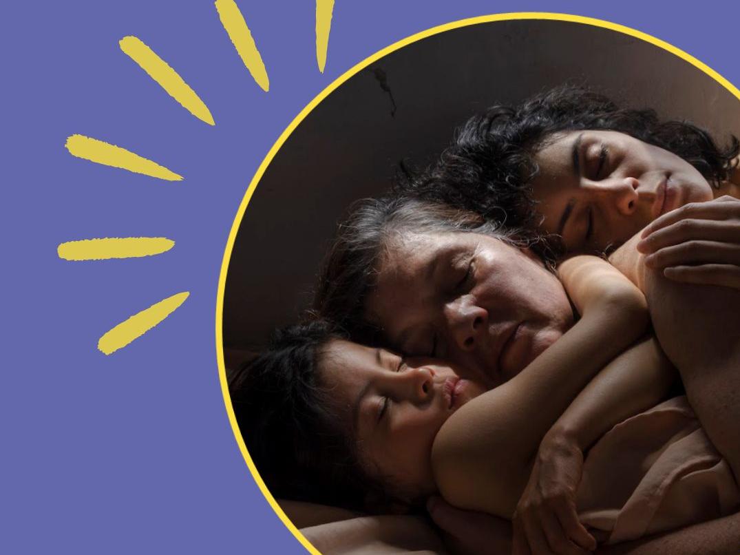 Composición en tono morado, donde se aprecia una fotografía de tres mujeres dormidas y abrazadas, una niña, una mujer de mediana edad y otra de tercera edad; aparentemente nieta, madre y abuela. 