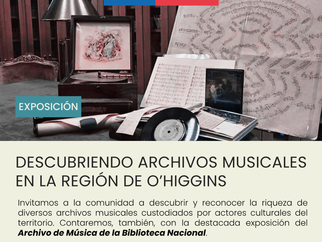 Fotografía de una mesa con un tocadiscos, partituras y discos de acetato. Franja con letrero dondo beige y letras negras que dice Descubriendo Archivos Músicales en la región de O'Higgins
