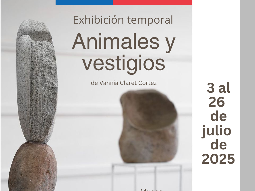 dos esculturas de piedra sobre pedestales en un fondo blanco.