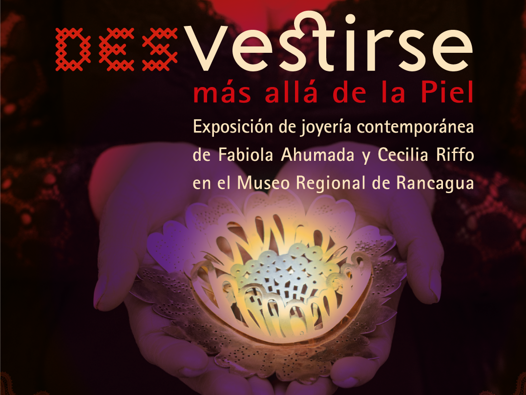 Afiche Des Vestirse más allá de la piel. Fotografía en colores rojo y liula, de dos manos ofreciendo una pieza de joyería