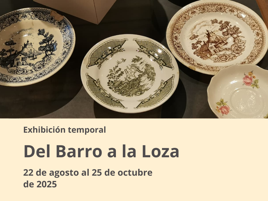 Afiche fondo color crema "Exposición temporal Del Barro a la Loza" y fotografía de platos de porcelana