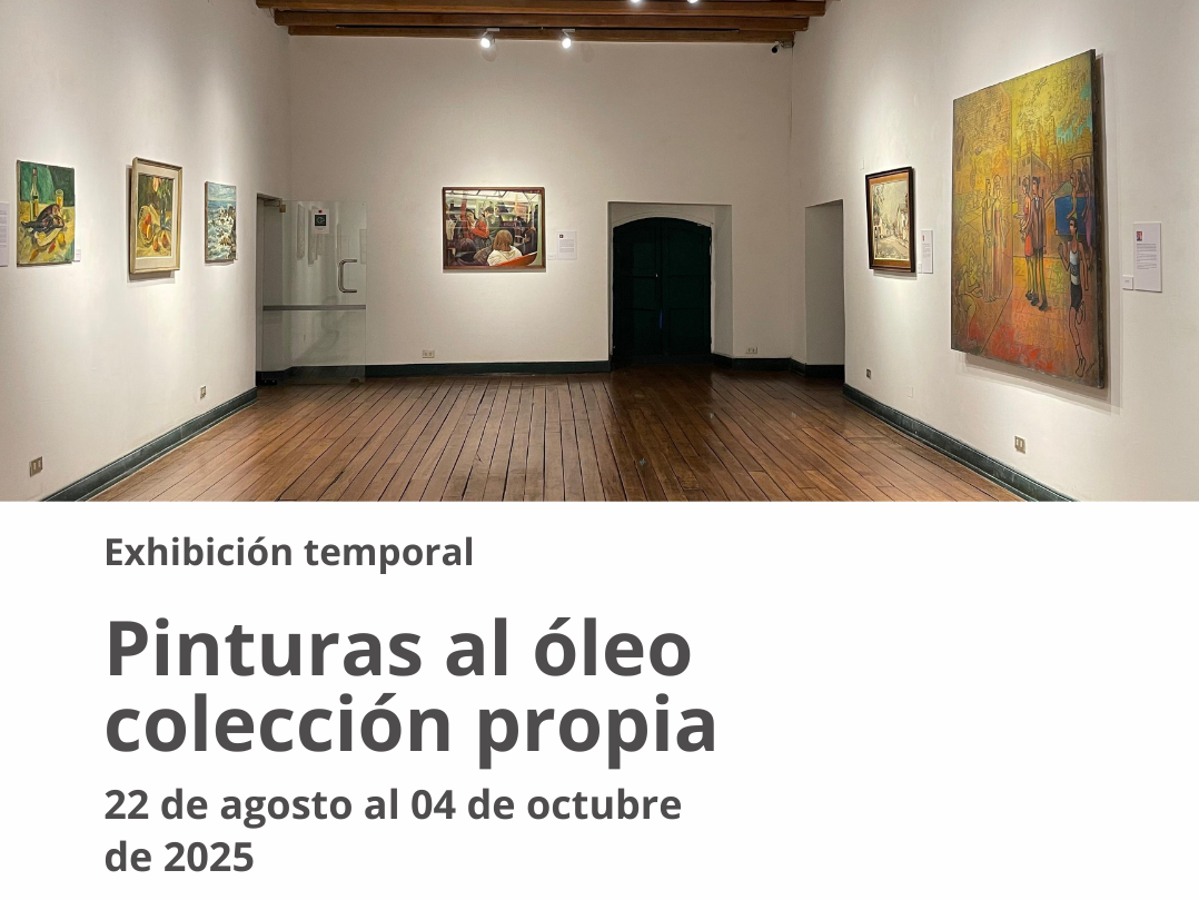 Fotografía de salón blanco y piso de madera con pinturas en los muros