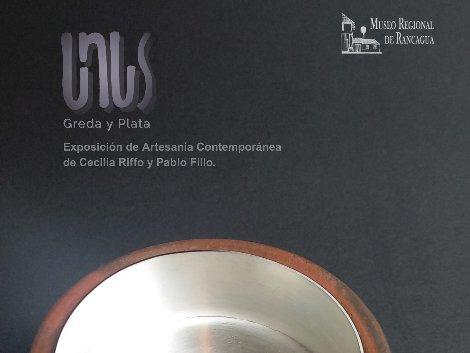 contenedor de plata y greda en fondo negro