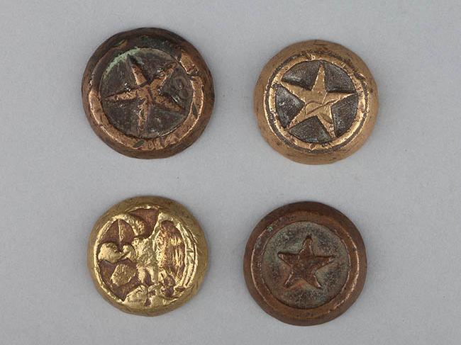 Imagen de fondo gris, compuesta por cuatro figuras circulares que corresponden a tejos de metal, cada uno de ellos tiene acuñado un dibujo, los dos primeros una estrella, el tercero un cóndor y el último una estrella.