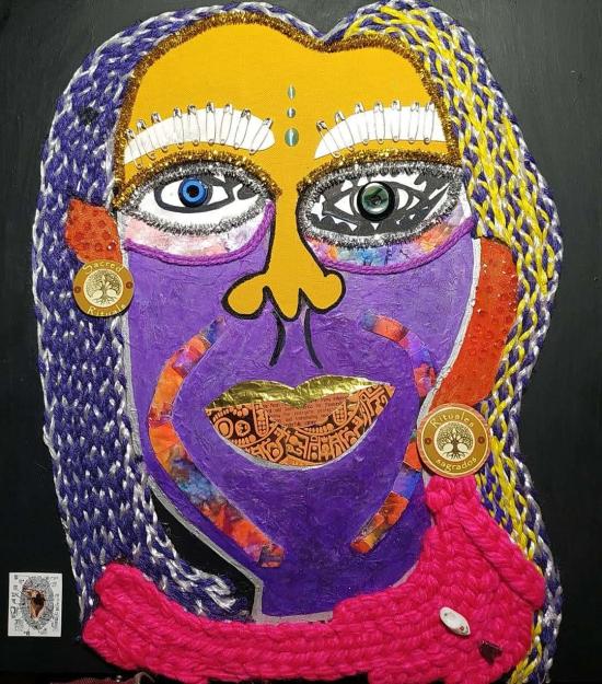 Arte visual compuesto de un rostro femenino con variados materiales reciclados, en tonos lila, amarillo, rosa y naranjo