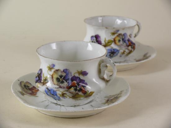 Tazas y platillos de porcelana para té o café. Colección Museo Regional de Rancagua