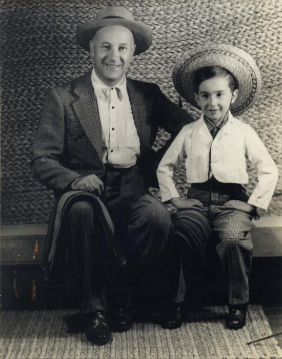 Fotografía en blanco y negro en que aparece padre e hijo vestidos con traje de huaso.