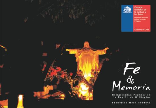 Fotografía noctura en que se aprecia una figura iluminada de la virgen María