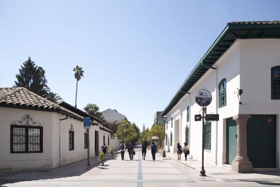 Fotografía panorámica de dos inmuebles de arquitectura tradicional chilena-. 