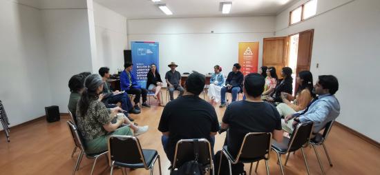 personas sentadas en circulo en un salon