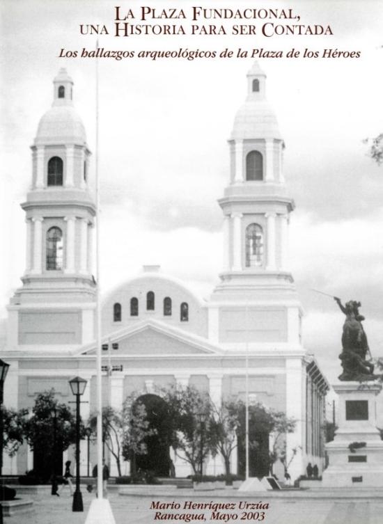 portada del libro en escala de grises, compuesta por una fotografía de la plaza de los héroes en que se aprecia las dos torres de la Catedra de Rancagua, algunos árboles y a un costado la estatuta de Bernardo O’Higgins sobre su caballo.