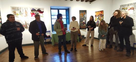 Sala de exposicion donde la artista e invitados mantienen un dialogo el día de la inauguración