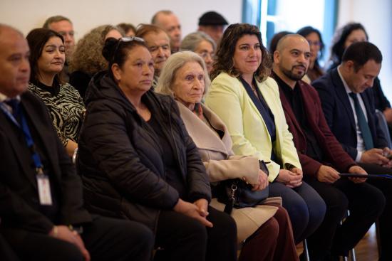 personas sentadas en auditorio escuchando