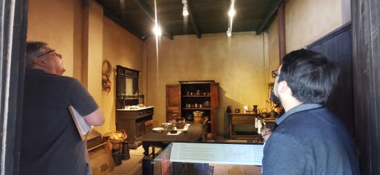 Dos personas observando el interior de una habitación iluminada en dependencias del Museo Regional de Rancagua