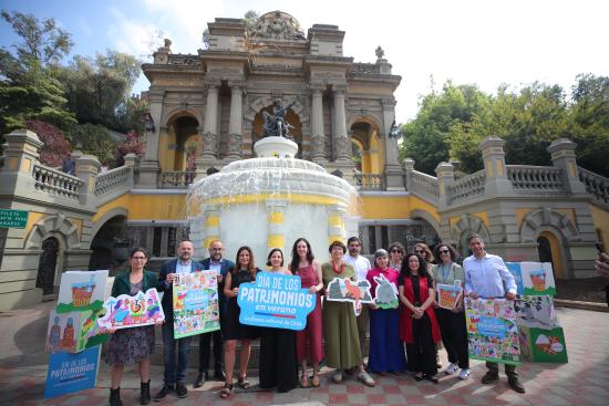 Autoridades de cultura y de organizaciones y espacios patrimoniales en el lanzamiento en el cerro Santa Lucía
