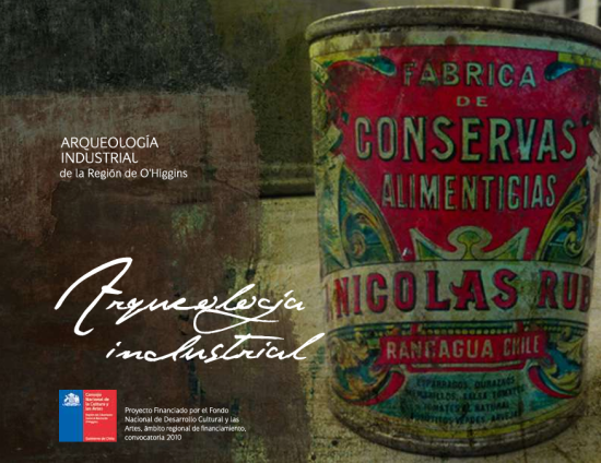 Portada de libro en formato horizontal, en ella se aprecia una lata de conserva metálica, cubierta por una etiqueta de color rojo y azul, con la leyenda “Fabrica de conservas alimenticias Nicolás Rubio. Rancagua, Chile” Al costado izquierdo el título del libro denominado “Arqueología Industrial de la región de O’Higgins. 