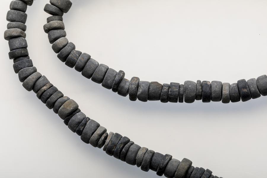 Detalle collar de cuentas de lutita