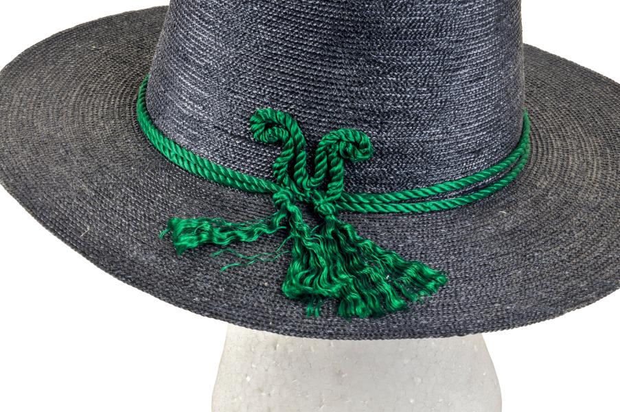 Detalle de ala recta y ornamentación de sombrero elegante de mujer en paja teatina trenzada