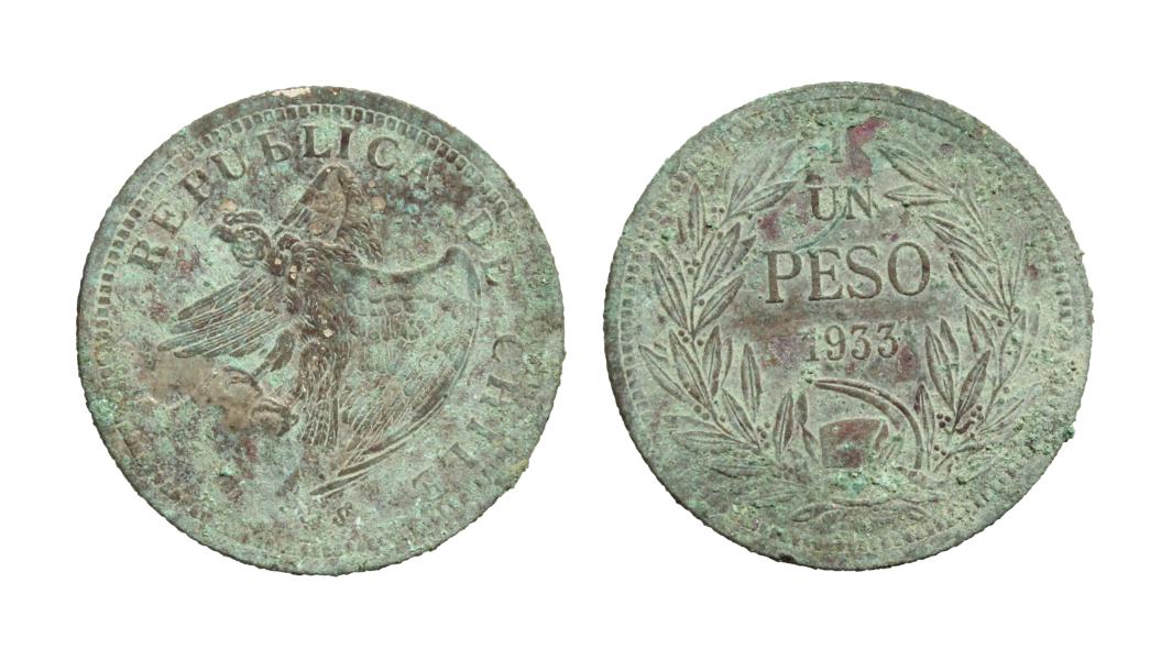 Pieza completa, de forma circular y de color marrón oscuro