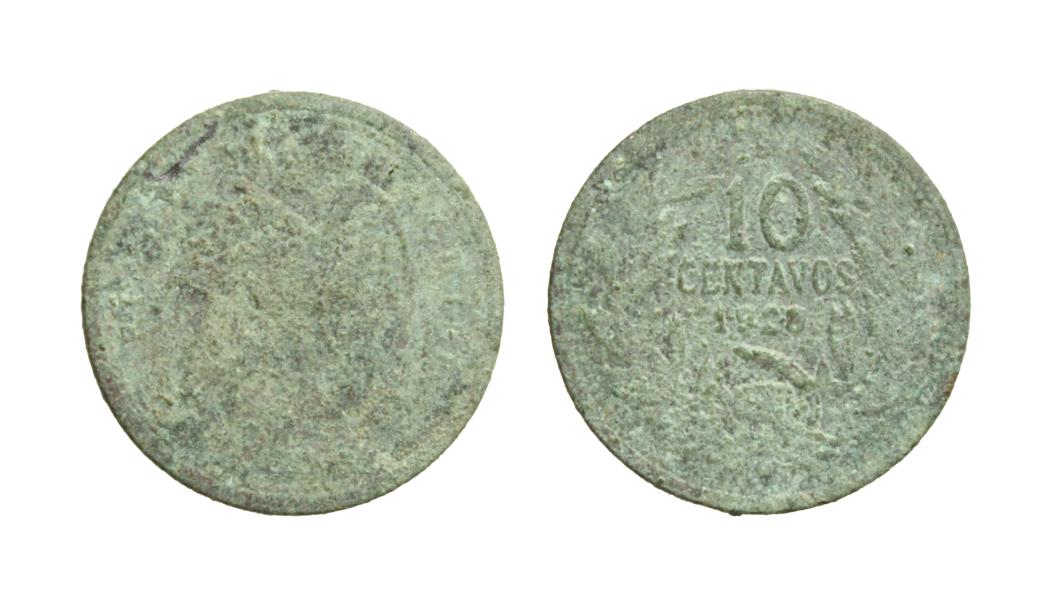 Pieza completa, de forma circular y de color verdoso por la capa de óxido que la cubre