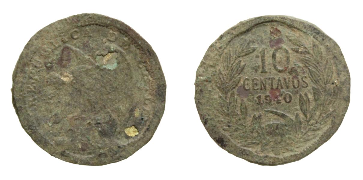 Pieza completa, de forma circular, de color dorado cubierta por una pátina marrón, aplanada