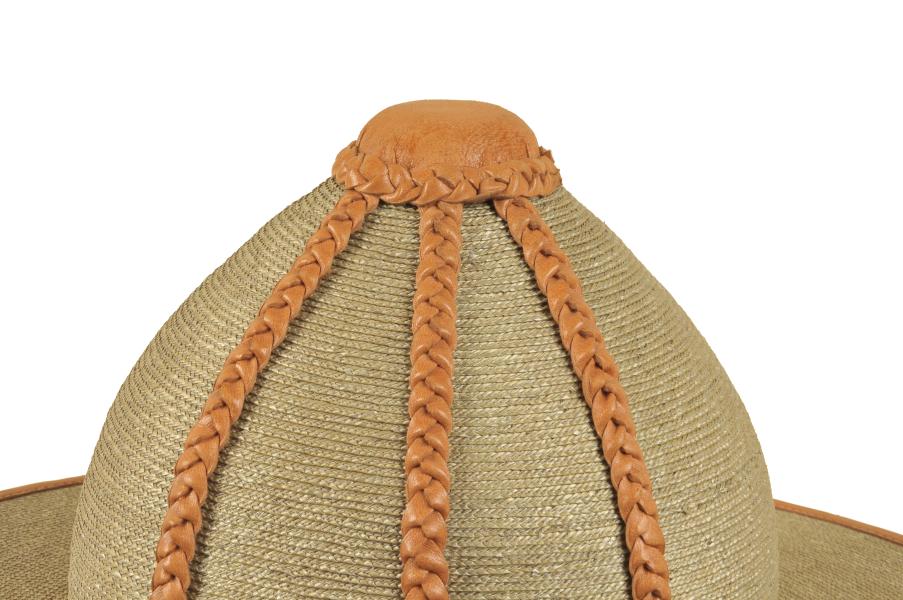 Detalle de copa de bonete, sombrero de hombre en paja teatina trenzada y teñida con tintes naturales, con adornos de cuero trenzado