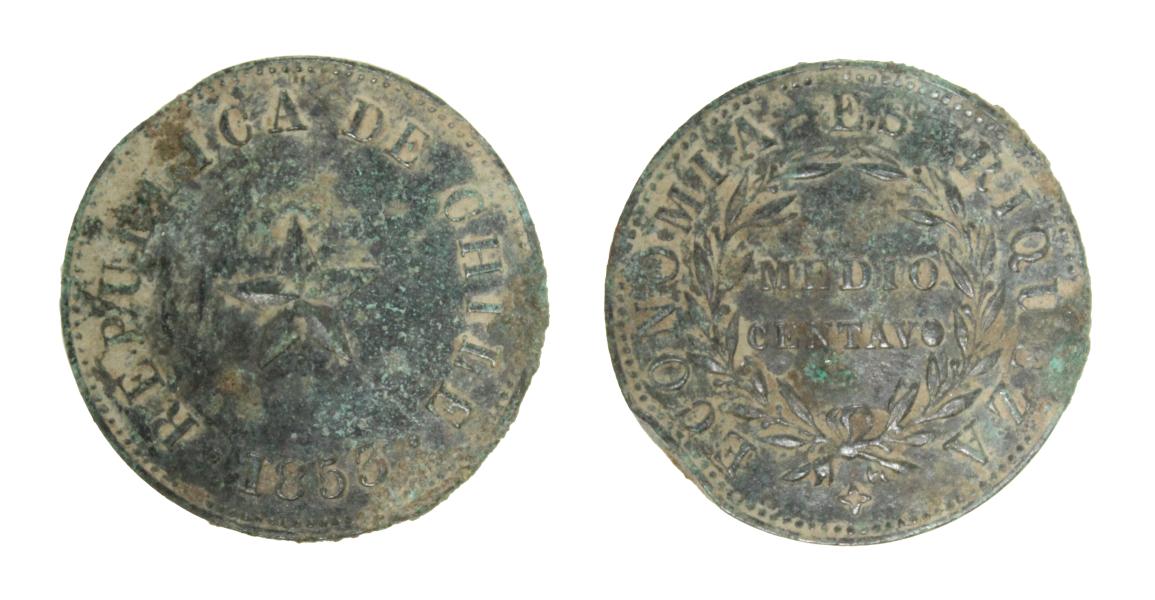 Pieza completa, de forma discoidal y de color verde oscuro con tonalidades azuladas