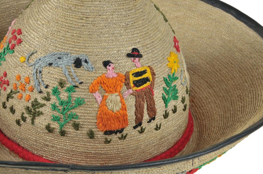 Detalle de bonete huicano bordado, tejido en paja teatina teñida con tintes naturales