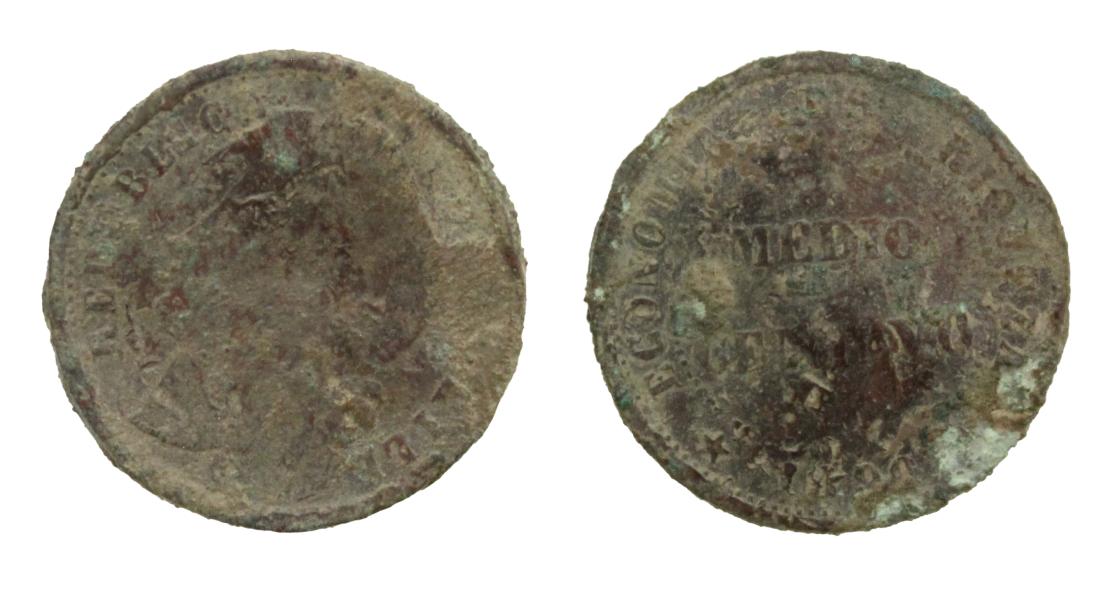 Pieza completa, levemente abollada por un impacto de baja velocidad recibido en el anverso