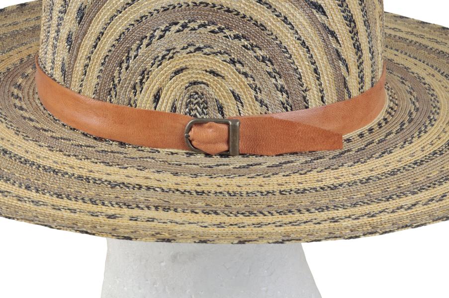 Detalle de sombrero de arco, tejido en paja teatina natural y teñida con tintes naturales