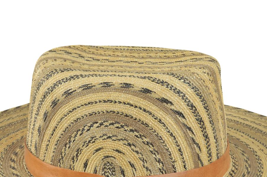 Detalle de sombrero de arco, tejido en paja teatina natural y teñida con tintes naturales