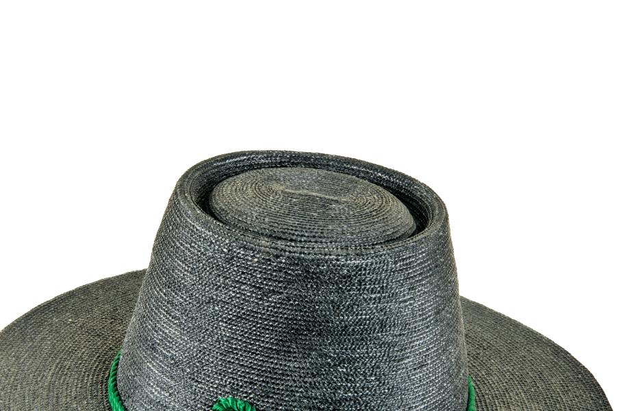 Detalle de copa de sombrero de mujer elegante en paja teatina trenzada, teñida con anilinas