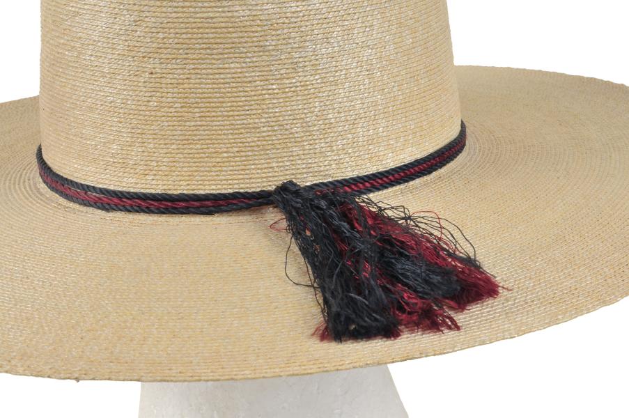 Detalle de sombrero de huaso, tejido en paja teatina natural